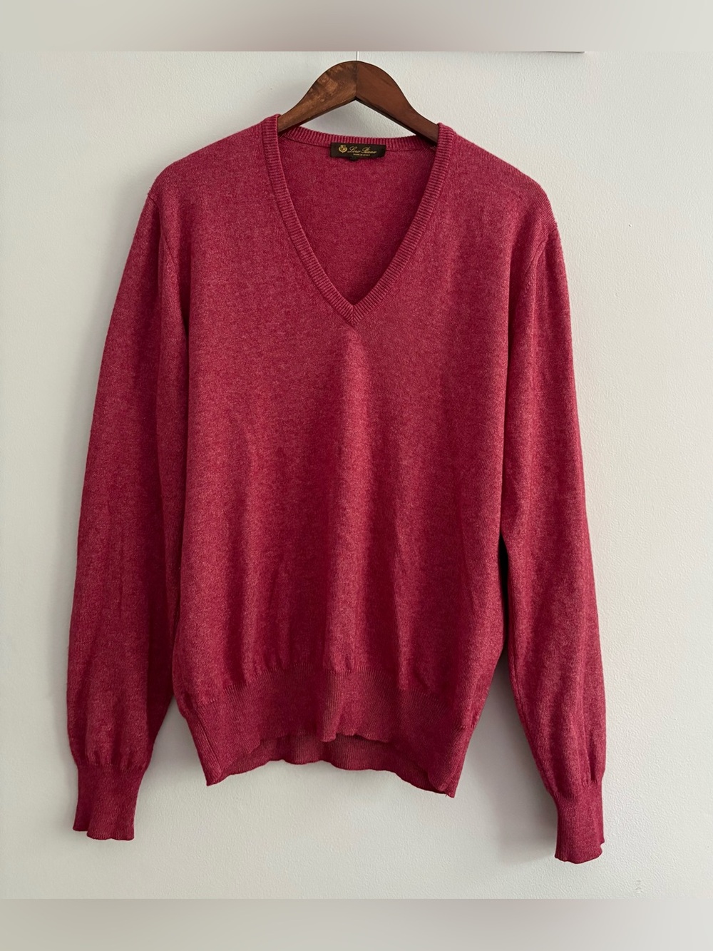 Loro Piana Italian 50% Cashmere
50% Silk V-neck Sweater Red
Men's Size : IT 52